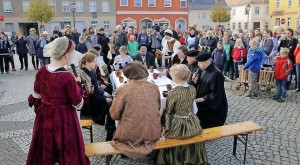  Auf dem Golßener Marktplatz verfolgten Gottesdienstbesucher, wie wohl einst im Hause Luther diskutiert wurde. Foto: Bigit Keilbach/bkh1 