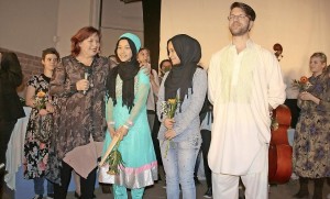  Groß war der Applaus für das Jugend-Ensemble der Theaterloge. Ganz besonders aber freute sich Theaterleiterin Gabi Schönig für die afghanischen Mitspieler Masoda und Soraia Ibrahimi sowie Wahid Saba (vorn, v.l.) über den Erfolg des gemeinsamen Theaterprojektes. Foto: be 