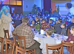  Zum Krimi-Dinner mit der Theaterloge Luckau sind zahlreiche Kinder am Samstag nach Gehren gekommen. Foto: A. Staindl/asd1 