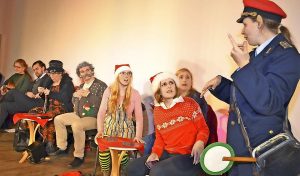  Der Weihnachtsexpress auf Fahrt nach Himmelpfort. Die TheaterLoge in Luckau hatte am Freitagabend eingeladen. Foto: A. Staindl/asd1 