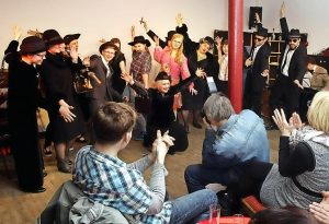 Mit vollem Einsatz spielten die Mitglieder der Theaterloge den Besuchern diverse Szenen vor. Foto: Birgit Keilbach/bkh1 